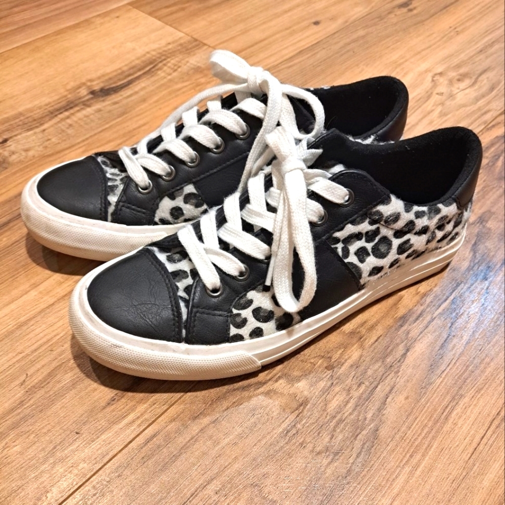 Very G white and black cheetah print shoes size 8.5